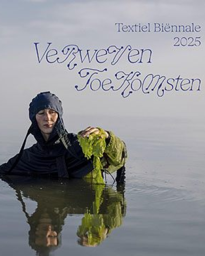 twee mensen staan in het water er bekijken wat ze in hun handen hebben