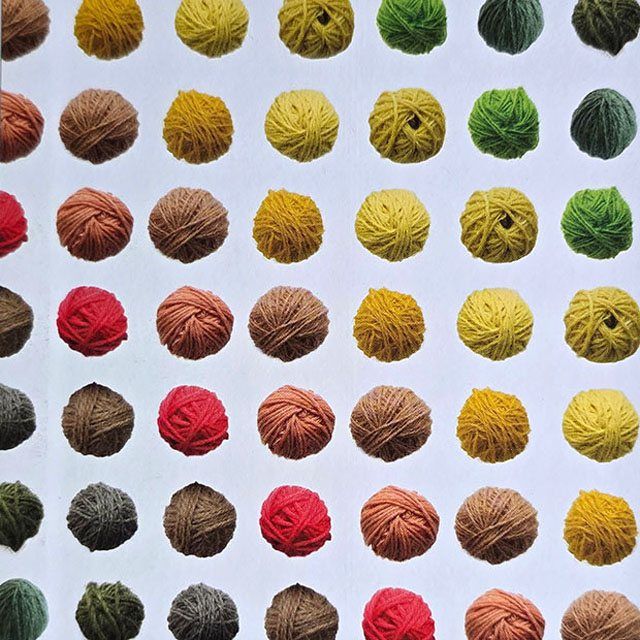 een verzameling verschillend gekleurde bollen wol