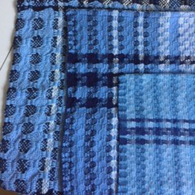 drie blauwe handgeweven handdoeken