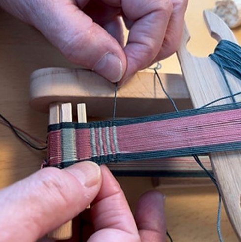 begin van een geweven band op een inkle loom