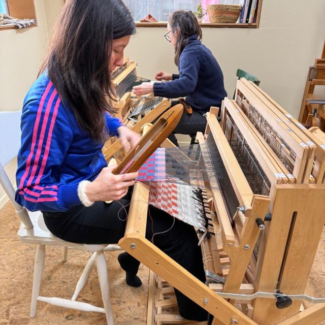 iemand die aan het weven is