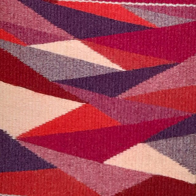 weefwerk clasped weft in roze, rood en paars