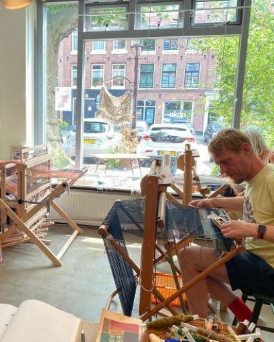 aantal mensen achter een weefgetouw