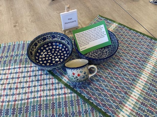 een kleurig servies met bijpassende handgeweven servetten