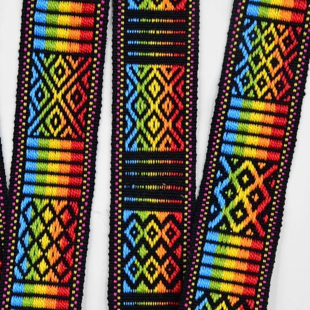 geweven band in zwart met regenboogkleuren