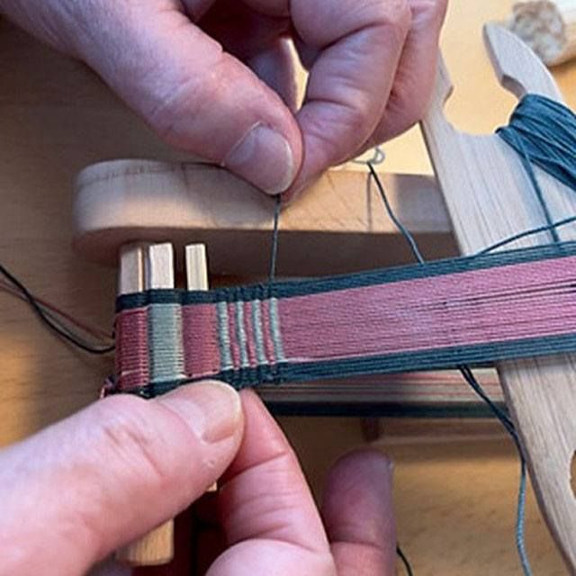schering en begin van een handgeweven band op een inkle loom
