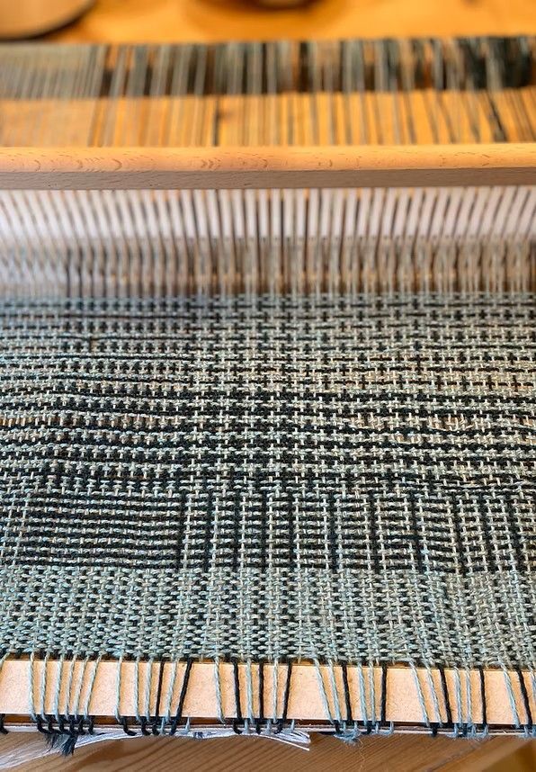 weefsel met zwarte en witte banen en inslag